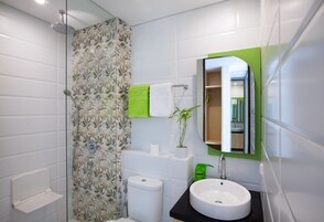 Quarto casal ou duplo standard | Banheiro | Chuveiro, produtos de toalete grátis