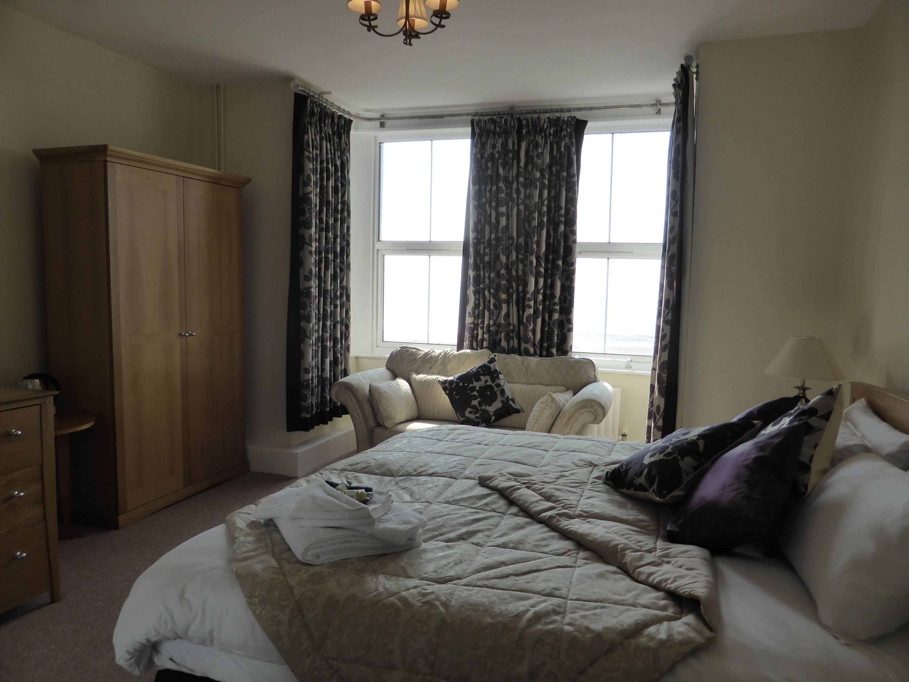 standard double or twin room | desk, iron/ironing board, free wifi, bed sheets