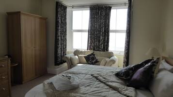 Escritorio, tabla de planchar con plancha, wifi gratis y ropa de cama