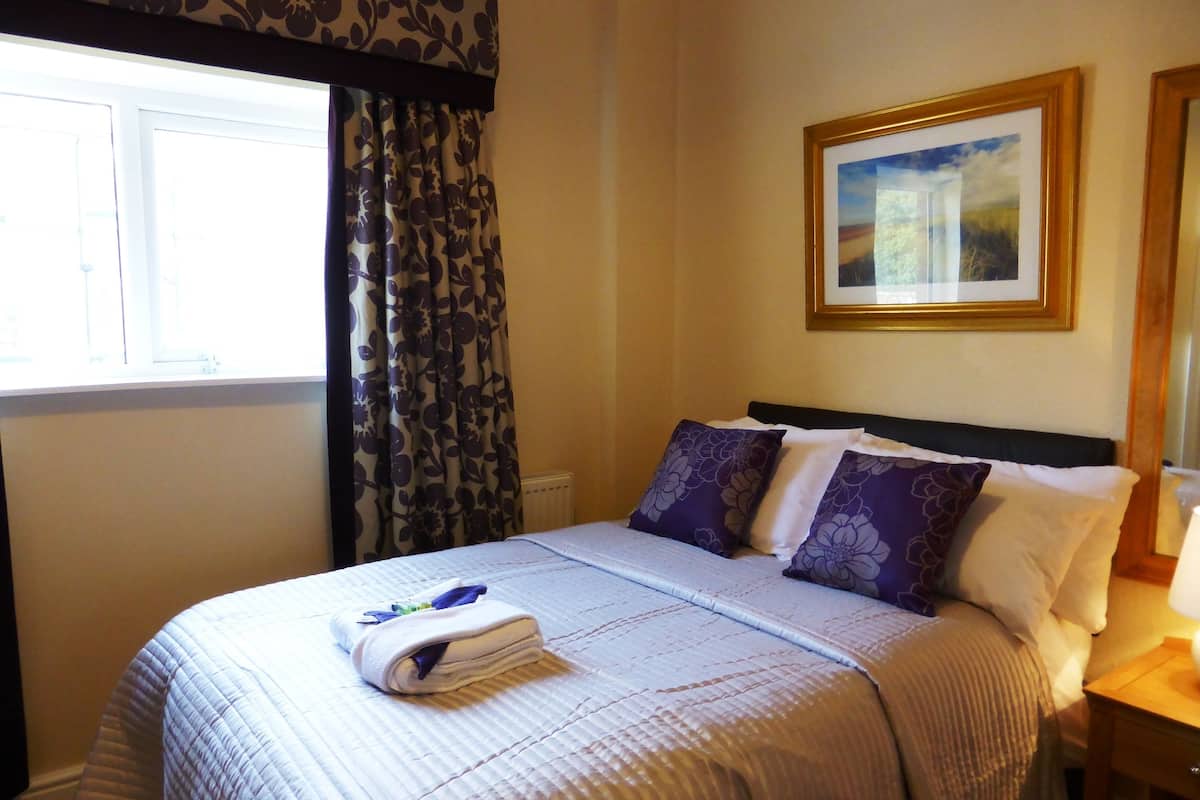 standard double or twin room | desk, iron/ironing board, free wifi, bed sheets