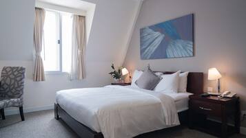Studio | In-room safe, desk, laptop workspace, blackout drapes