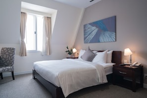 Estudio | Caja de seguridad en la habitación y escritorio