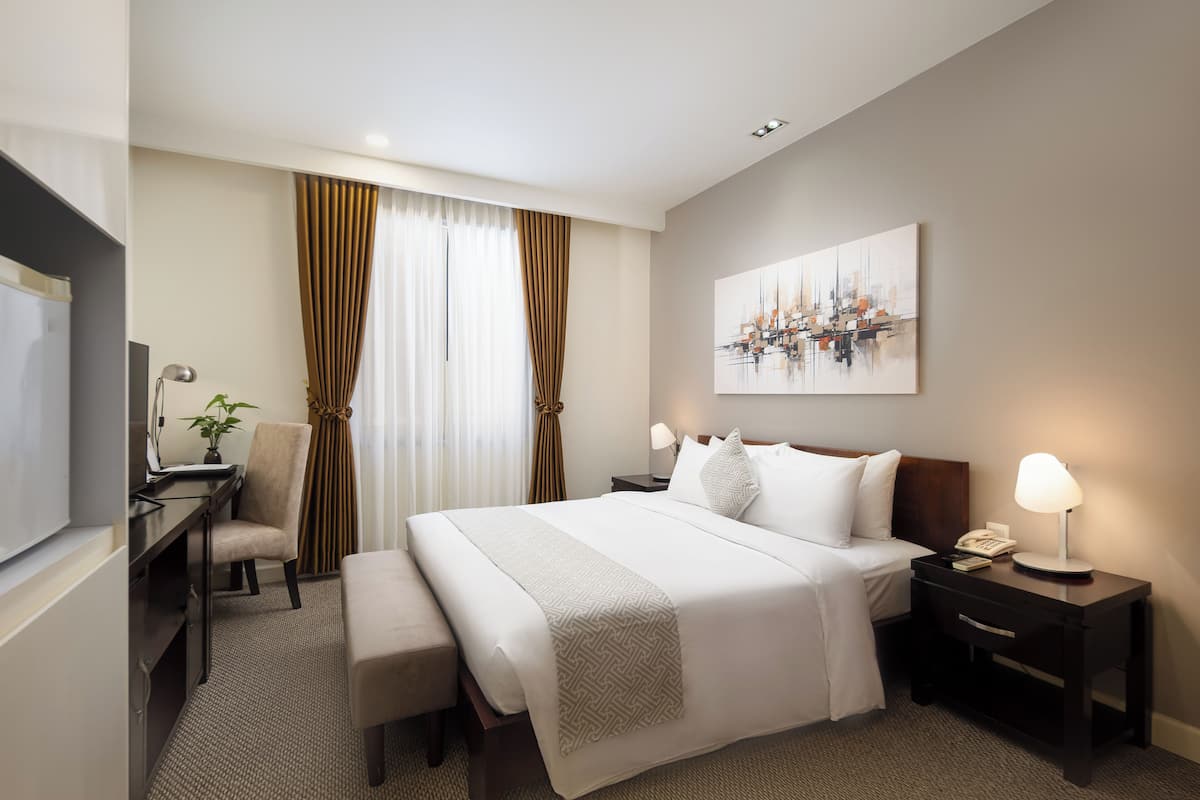 Studio | In-room safe, desk, laptop workspace, blackout curtains