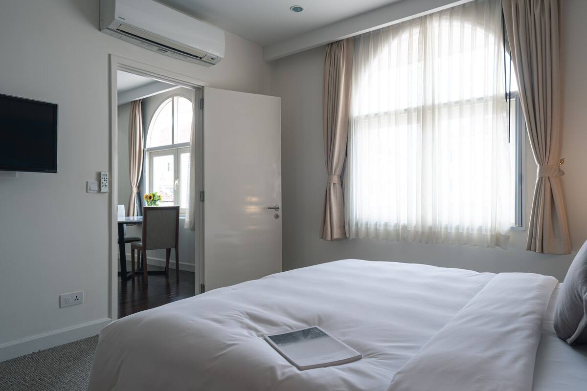 one-bedroom suite | in-room safe, desk, laptop workspace, blackout curtains