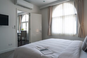 One-bedroom suite | In-room safe, desk, laptop workspace, blackout drapes - Central Mansions (Phnom Penh)