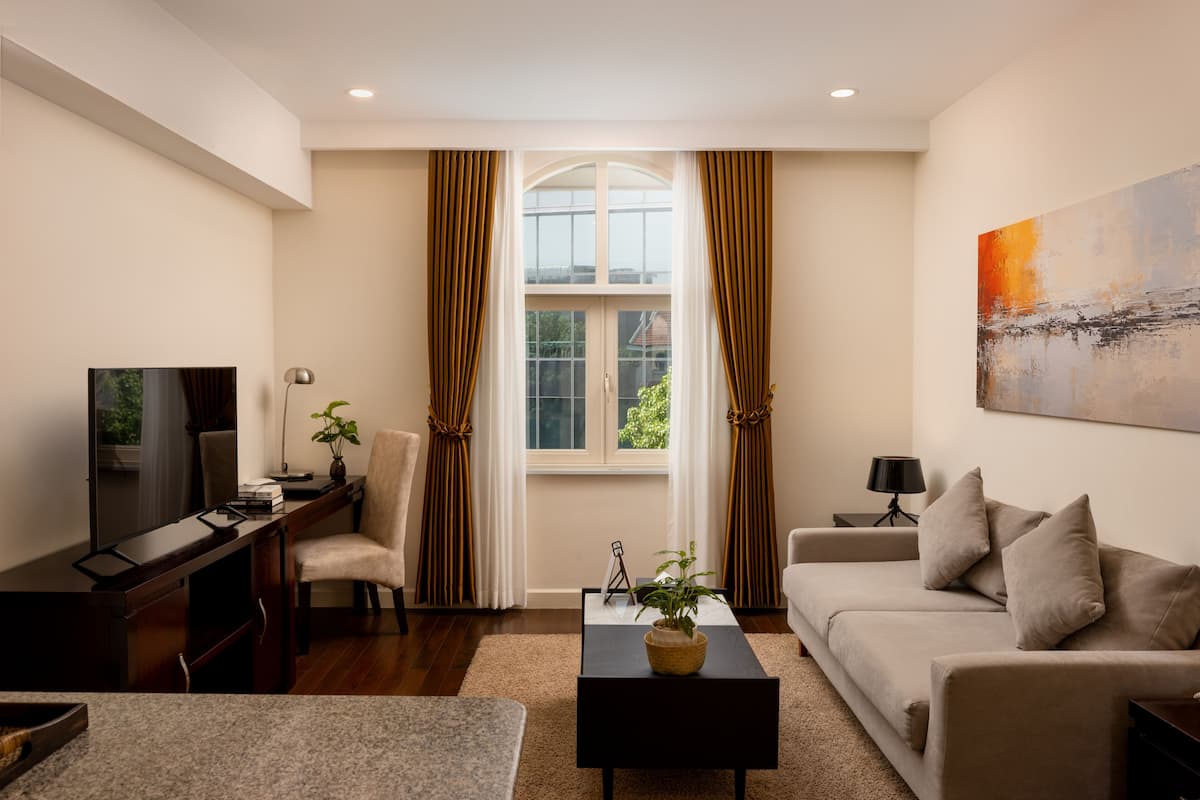Suite, 1 habitación | Área de sala de estar | Televisión de pantalla plana
