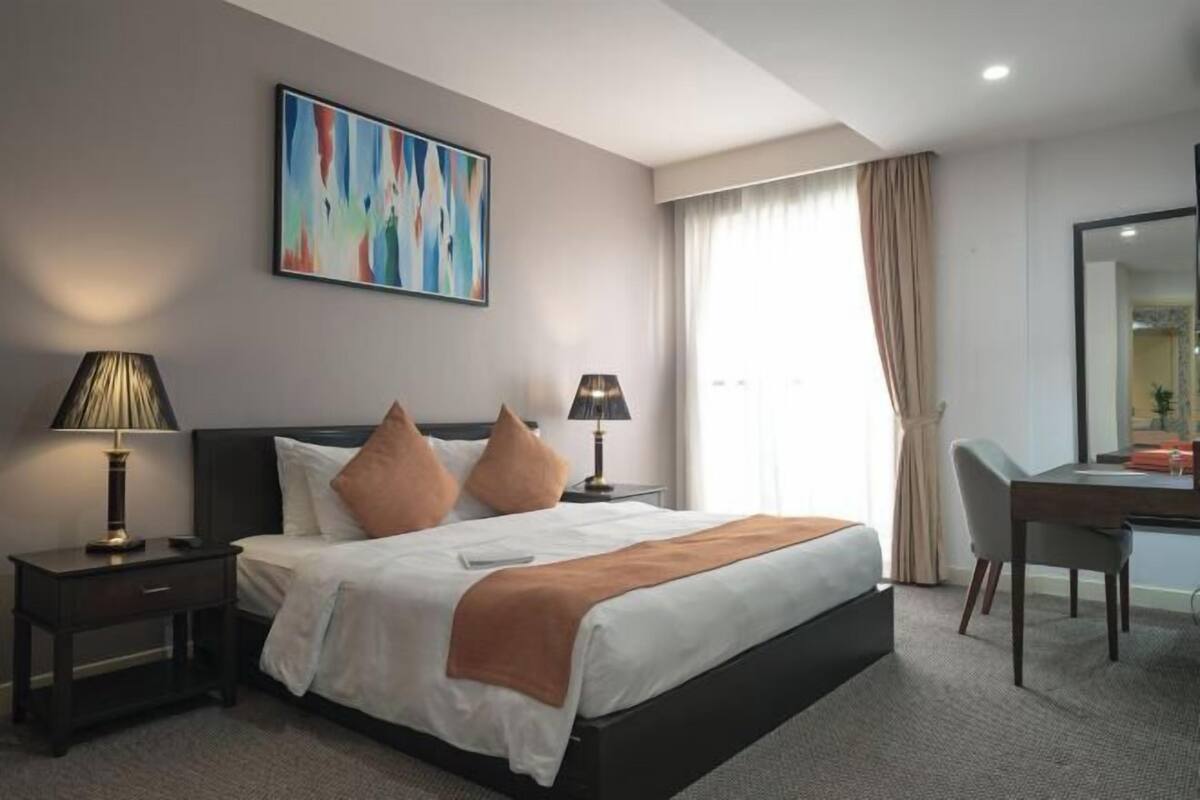 Värdeförvaringsskåp på rummet, skrivbord och arbetsyta för laptop