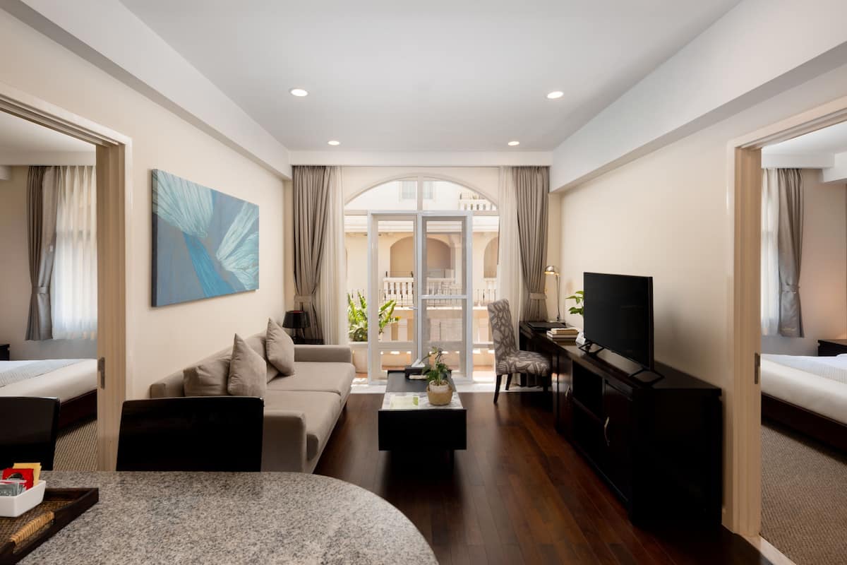Two-bedroom suite | Living area | Flat-screen TV