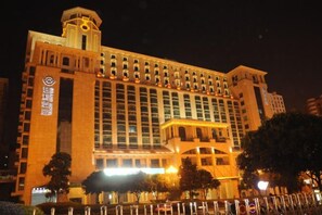 Un grand hôtel à étages, doté d’une tour imposante.