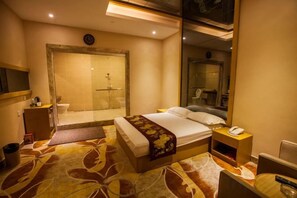 Ein Hotelzimmer mit einem Bett, einem Nachttisch und einem Spiegel.