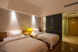 A hotel room with two beds, a nightstand with a lamp, a wardrobe, and a door leading to another room. - Metropolo Ningde Wanda Plaza Hotel (Ningde)