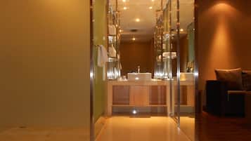 Regadera, amenidades de baño gratuitas, toallas