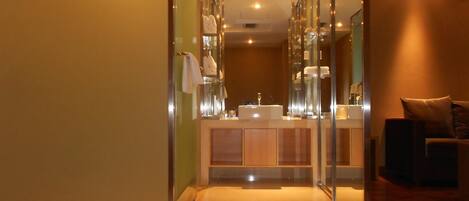 Dusch, gratis toalettartiklar och handdukar