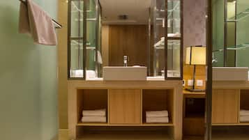 Shower, free toiletries, towels