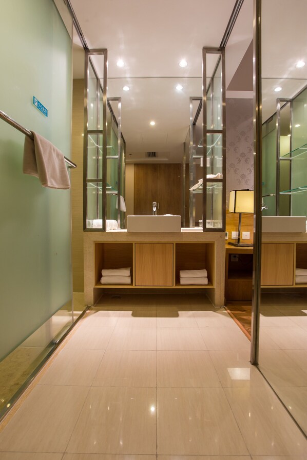 Shower, free toiletries, towels