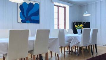 Economy Double Room, Shared Bathroom, Lake View | Dining room