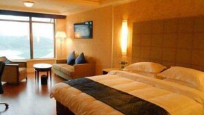 A hotel room with two beds, a sofa, a desk, and a large window. - Shansong Hotel Shunchang (Shunchang)