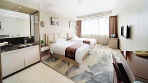 A hotel room with two beds, a large mirror, a flat-screen TV, a desk, and a bathroom with a toilet and sink. - Minghan Holiday Hotel (Zhuhai Doumen Xinqing Science and Technology Park) (Zhuhai)