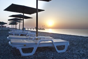 Privéstrand vlakbij, ligstoelen, parasols