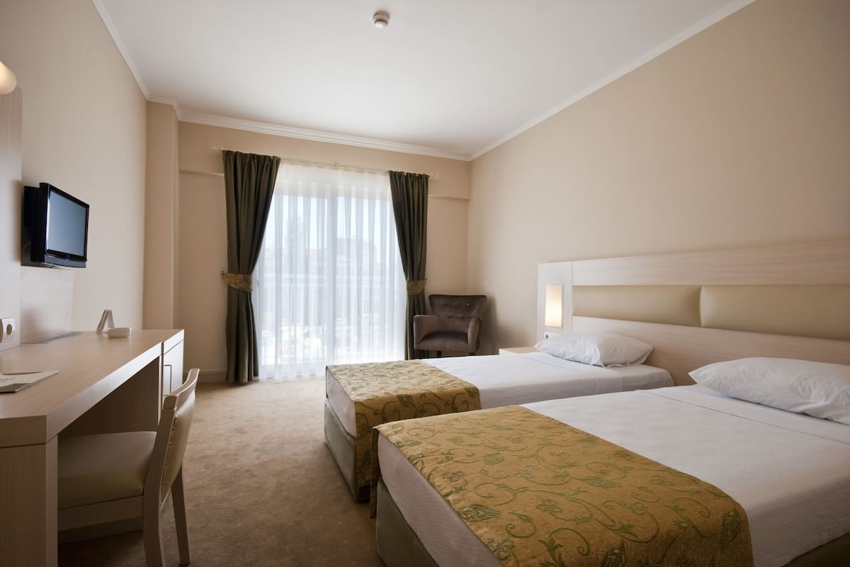 Standard Triple Room | Desk, free cribs/infant beds, rollaway beds, WiFi