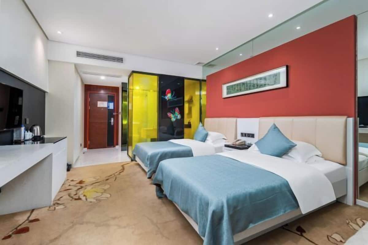 Minibar, in-room safe, alarm clocks