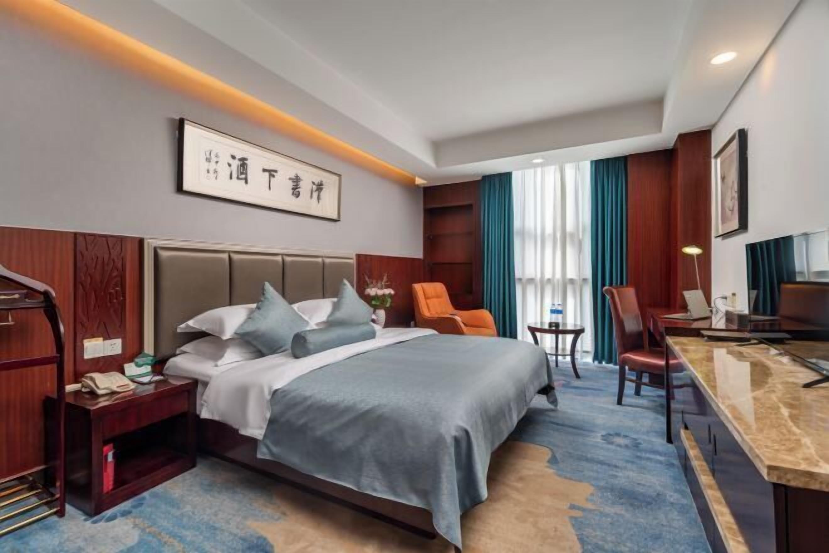 Minibar, in-room safe, alarm clocks