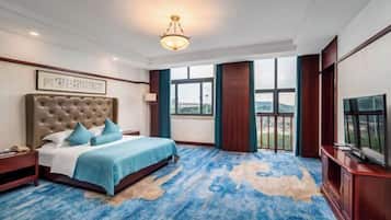 Minibar, in-room safe, alarm clocks