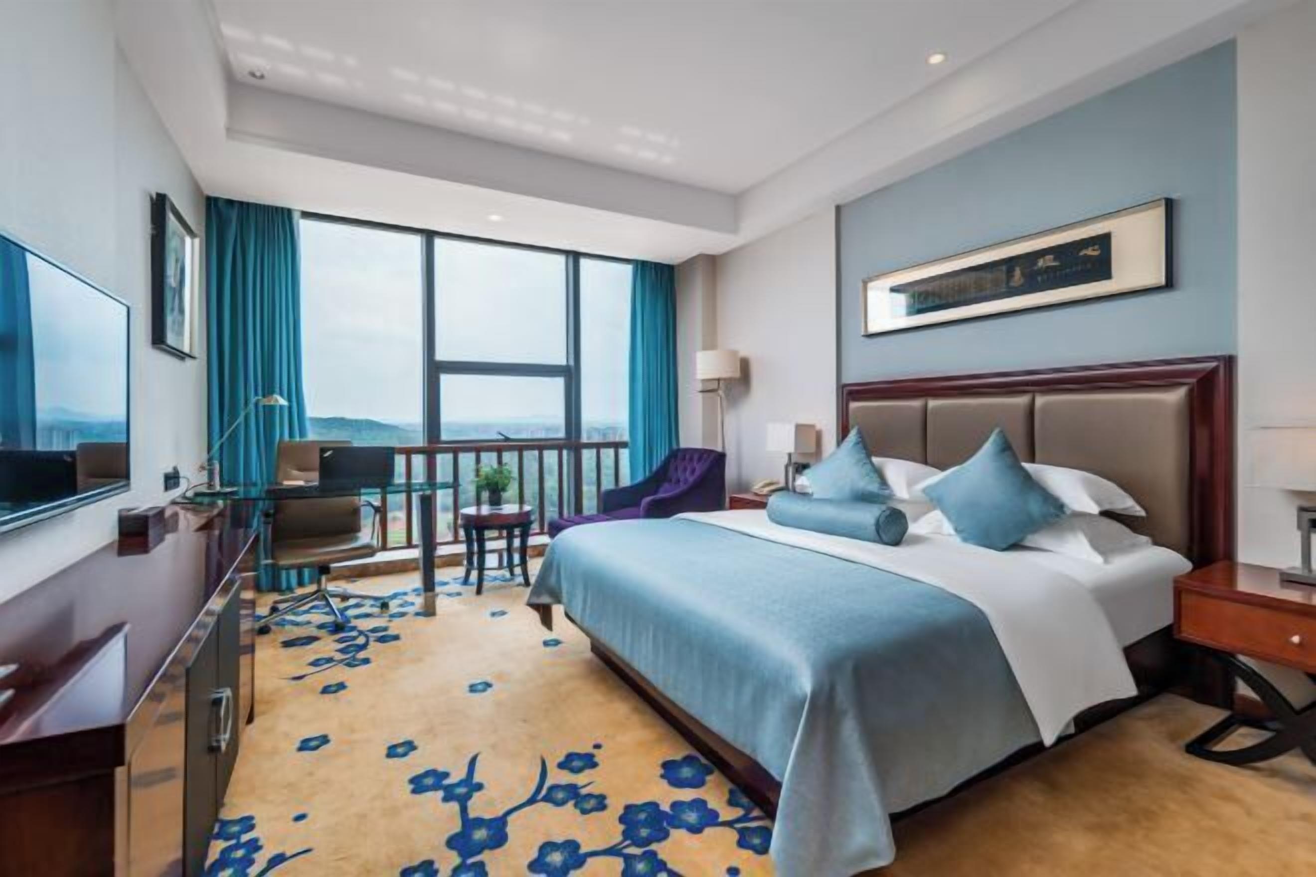 Minibar, in-room safe, alarm clocks