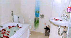 Habitación familiar | Baño | Ducha, secador de pelo y toallas