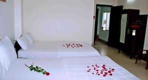 Minibar, brankas, tirai kedap cahaya, dan Wi-Fi gratis