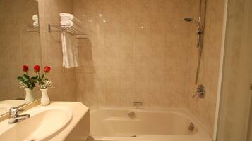 Tweepersoonskamer | Badkamer | Een bad/douchecombinatie, gratis toiletartikelen, een haardroger