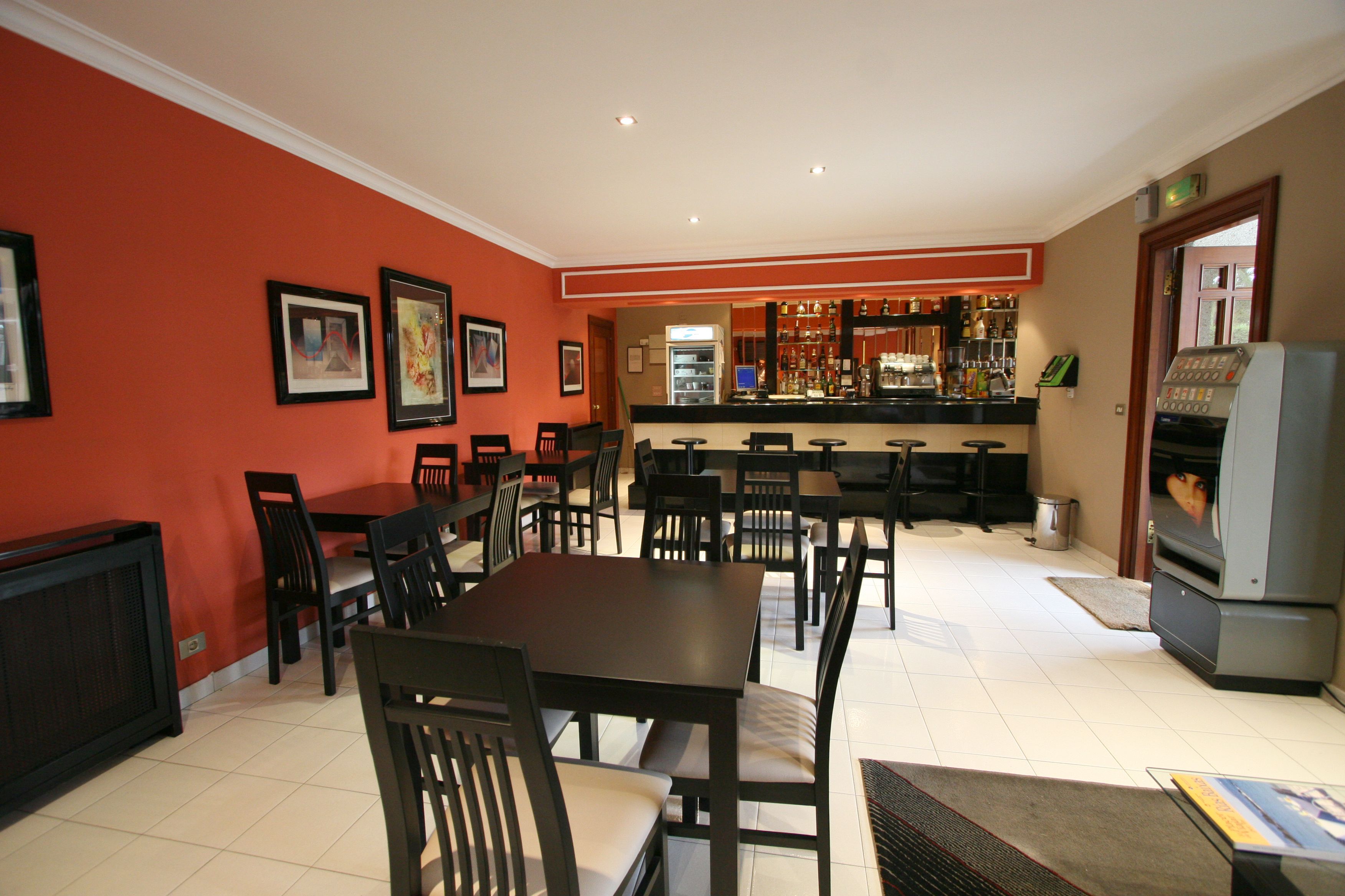 Ofereix esmorzars, dinars i sopars 