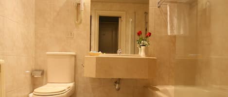 Double Room | Bathroom | Combined shower/tub, free toiletries, hair dryer, bidet
