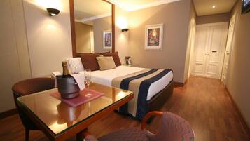 Verduisterende gordijnen, een strijkplank/strijkijzer, gratis wifi