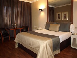 Blackout drapes, iron/ironing board, free WiFi, bed sheets - Motel Aeropuerto (Mos)