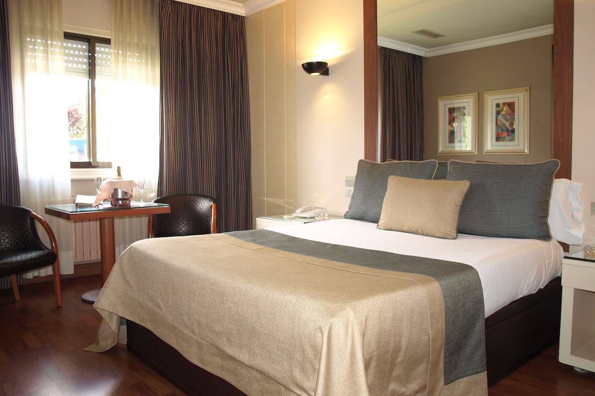 double room | blackout curtains, iron/ironing board, free wifi, bed sheets