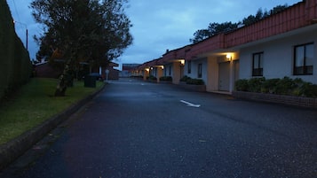Façana frontal de l'allotjament (vespre/nit)