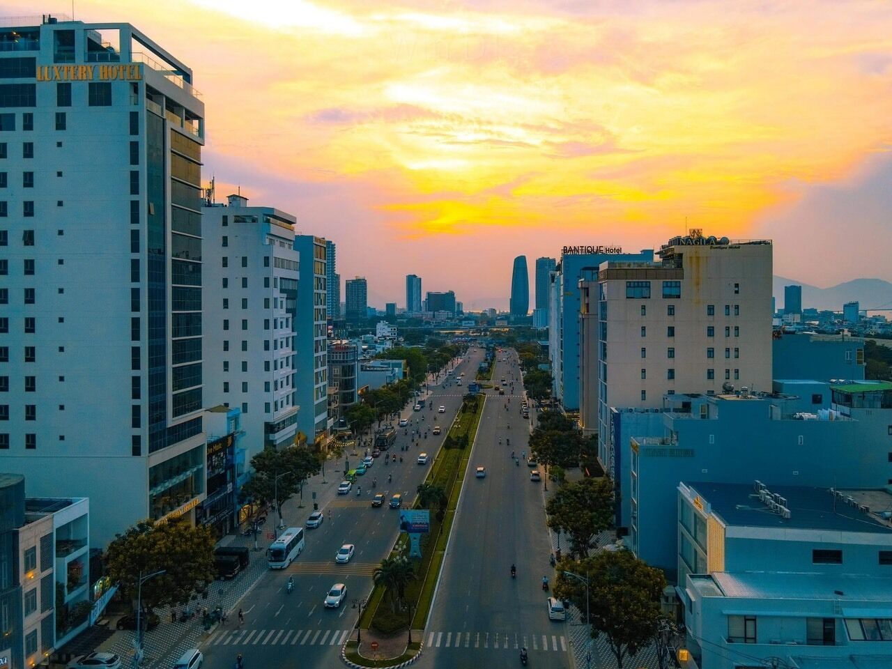 Un paisaje urbano con un edificio destacado, identificado como 