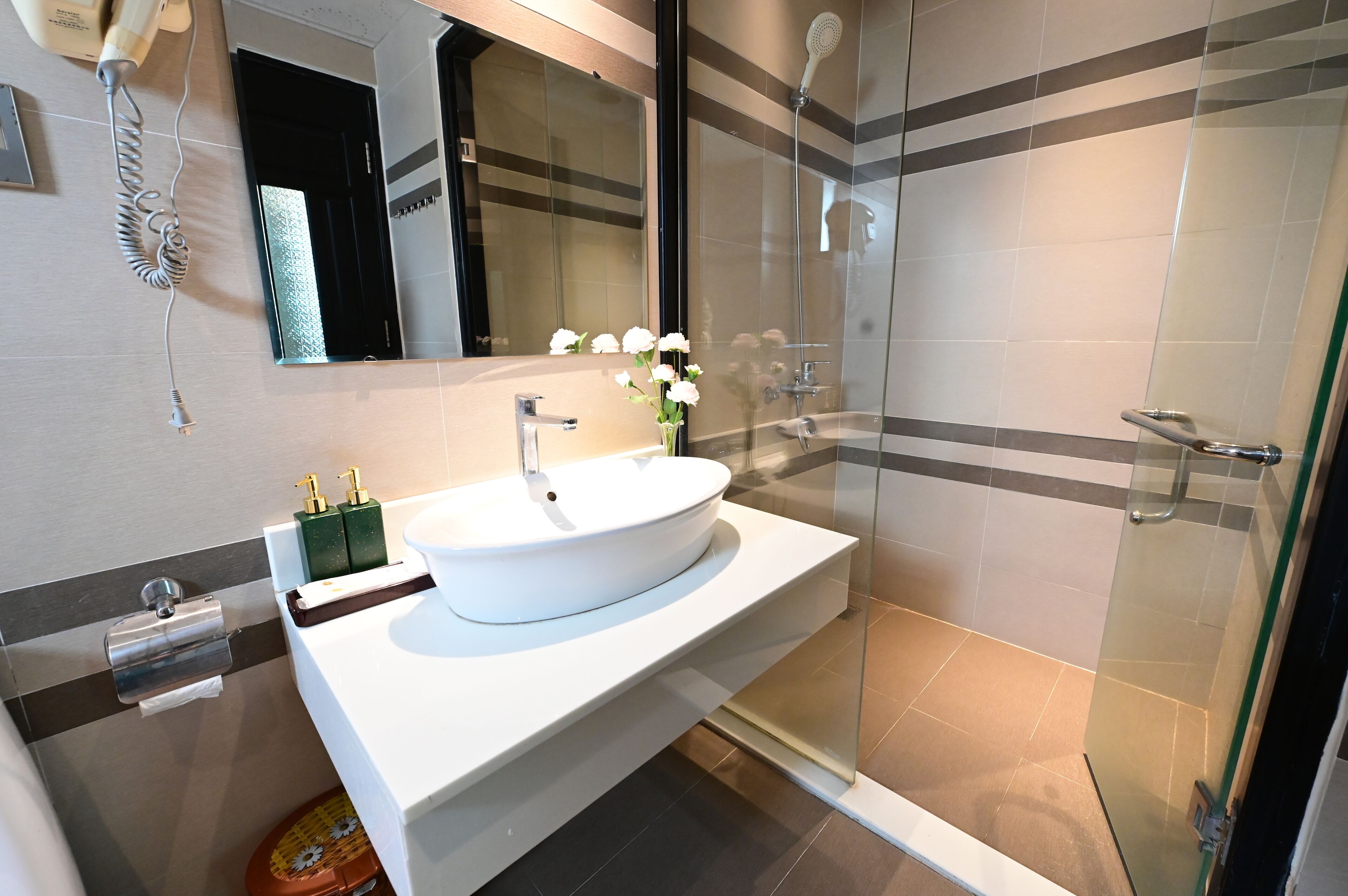 Combined shower/bathtub, deep-soaking bathtub, free toiletries