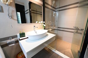 Duschwanne, Komfortbadewanne, kostenlose Toilettenartikel, Haartrockner