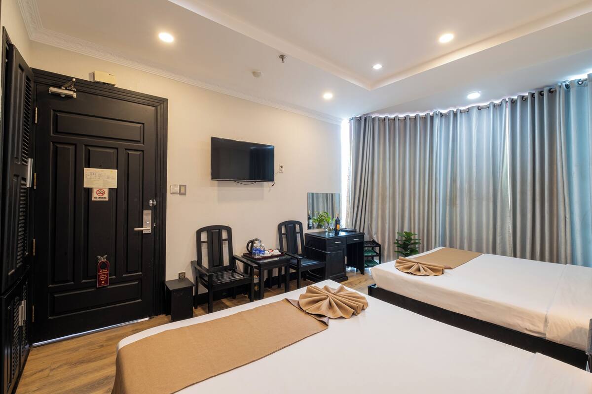 2 bedrooms, premium bedding, down duvets, minibar