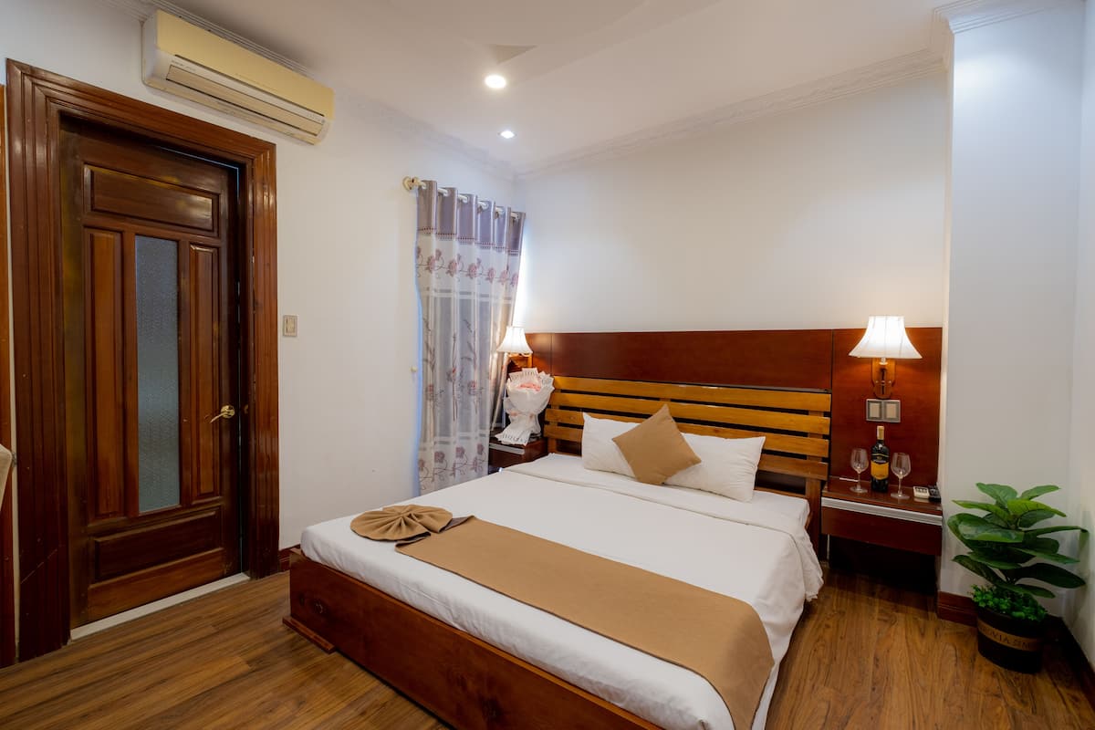 2 bedrooms, premium bedding, down duvets, minibar