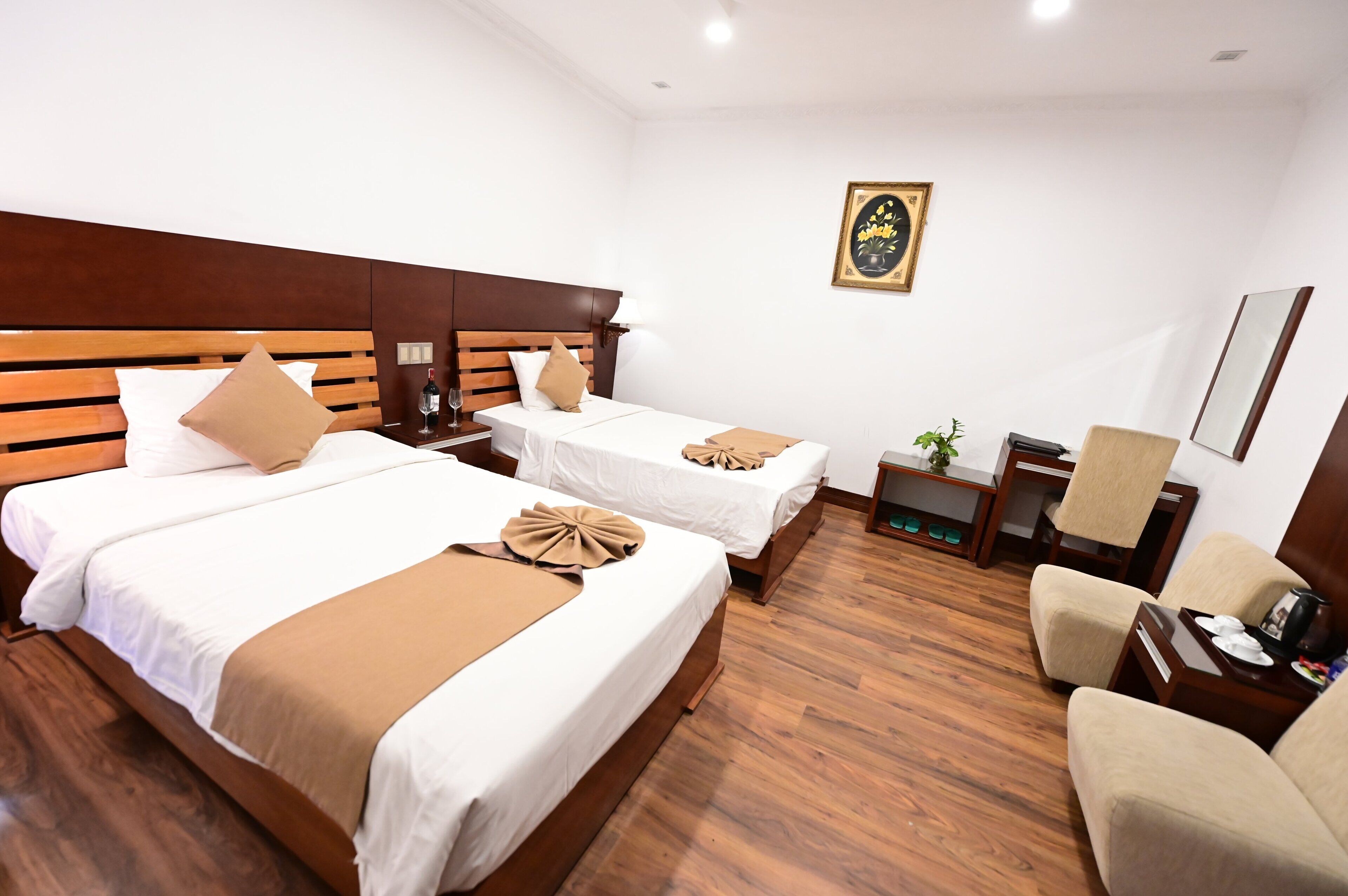 2 bedrooms, premium bedding, down comforters, minibar