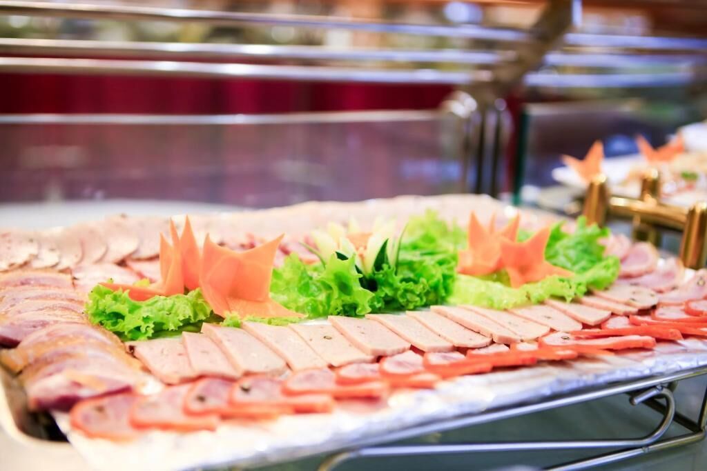 Un buffet proposant une variété de viandes et de légumes.