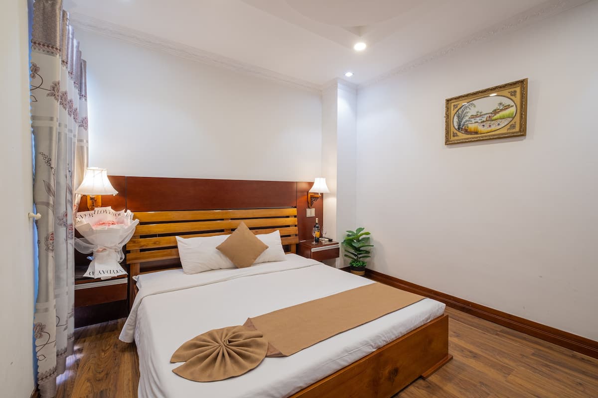 2 bedrooms, premium bedding, down duvets, minibar