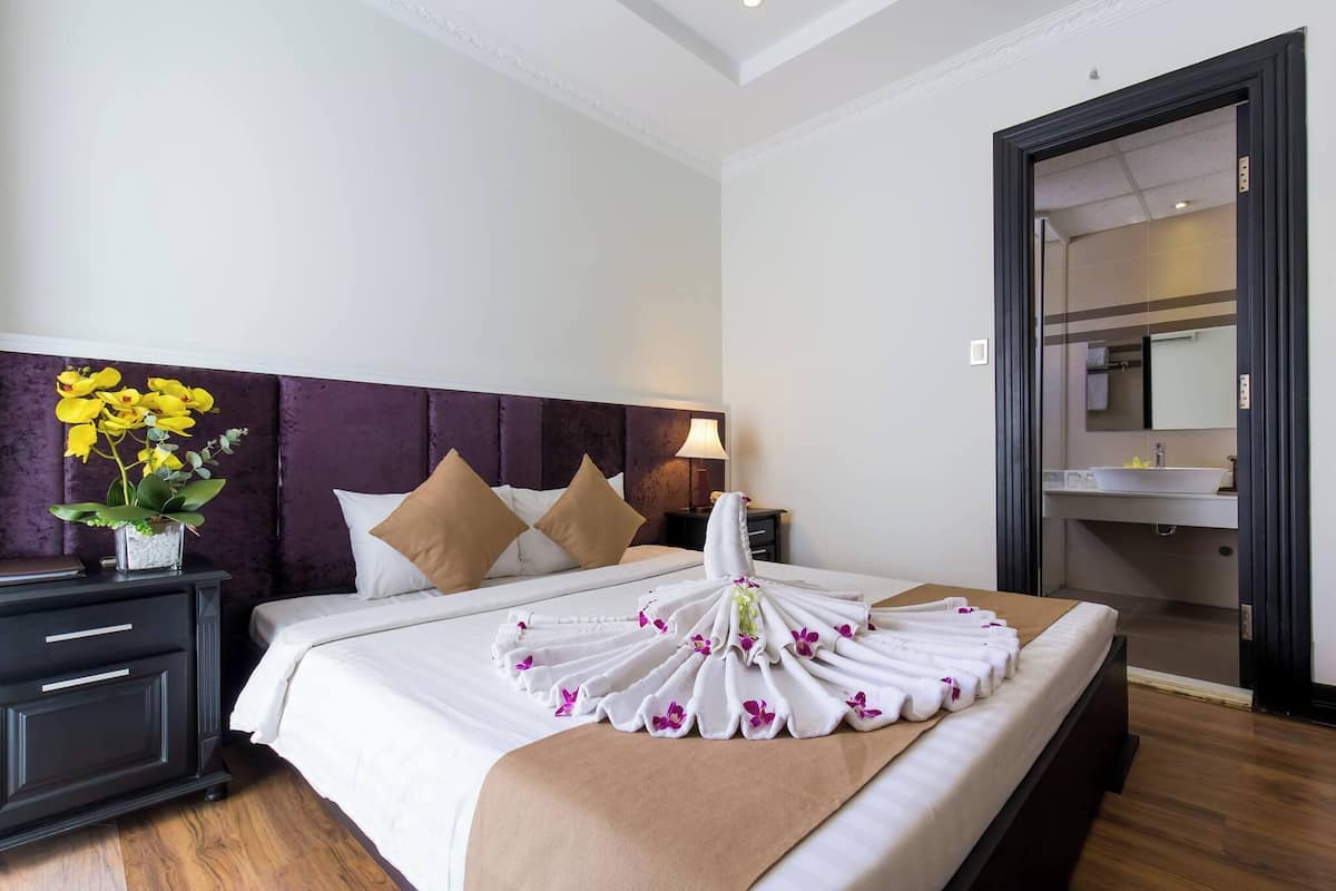 2 bedrooms, premium bedding, down duvets, minibar