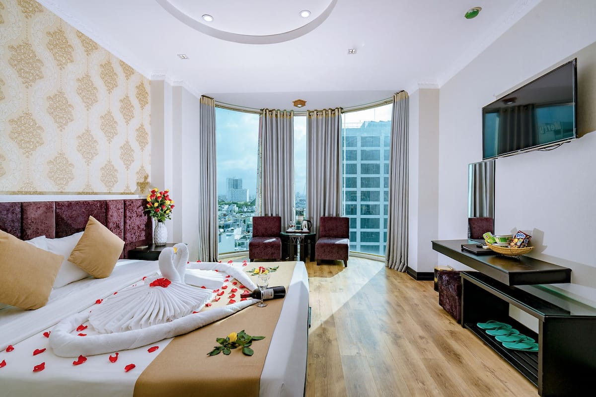 2 bedrooms, premium bedding, down duvets, minibar