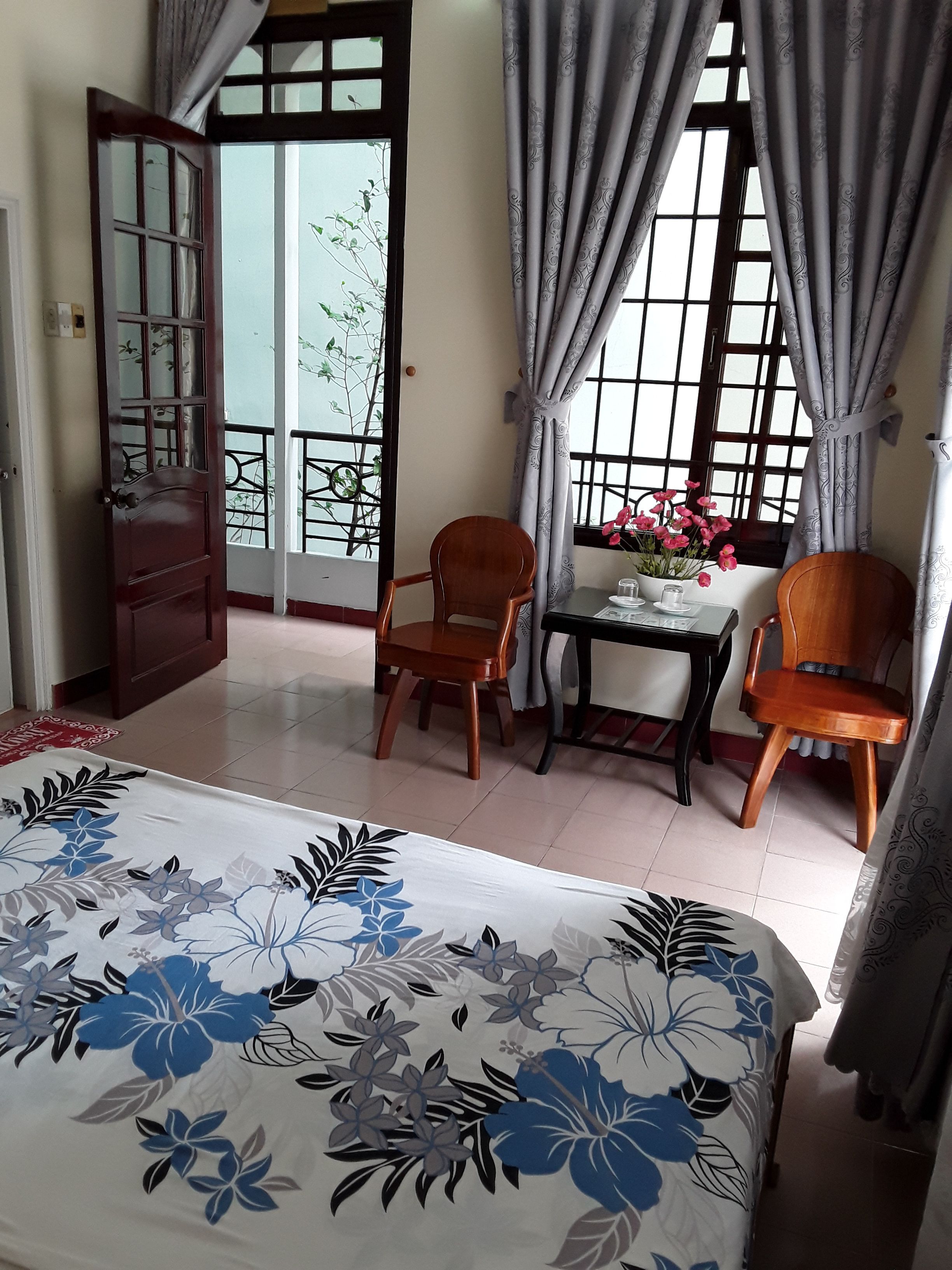 Minibar, blackout curtains, free WiFi