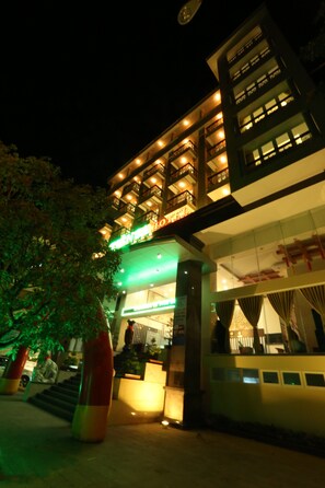 住宿正面 - 傍晚/夜晚