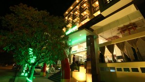 Front of property - evening/night - Tien Sa Hotel (Da Nang)
